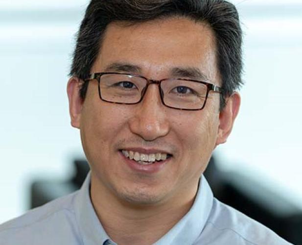 Color portrait of Haiyuan Yu